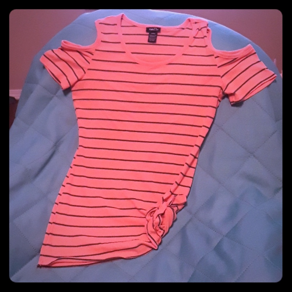 Cold shoulder tee